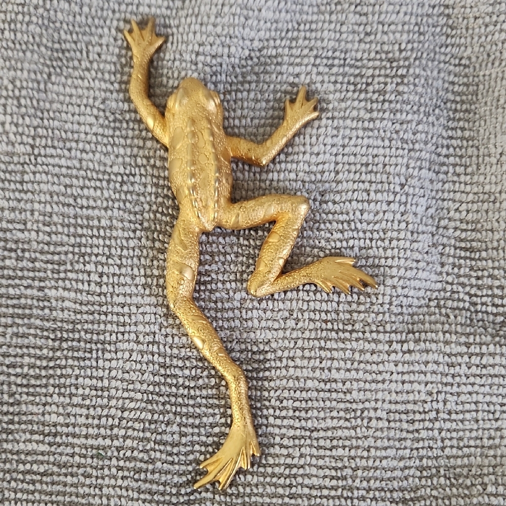 Vintage Jonette Jewelry (J.J.) gold-tone figural frog brooch **broken Pin